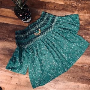 🌿Bright Off-the-Shoulders Top with Leaf Details🌿